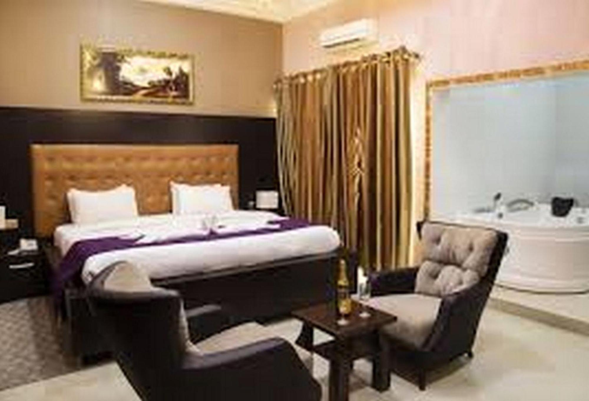 Room In Lodge - Hampton Towers Spa Asaba Luaran gambar